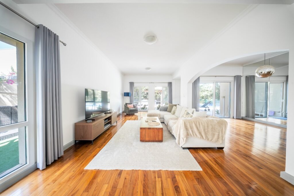 Untra-mordern-villa-the-meadows-baron-and-baron-real-estate-brokerage-Dubai